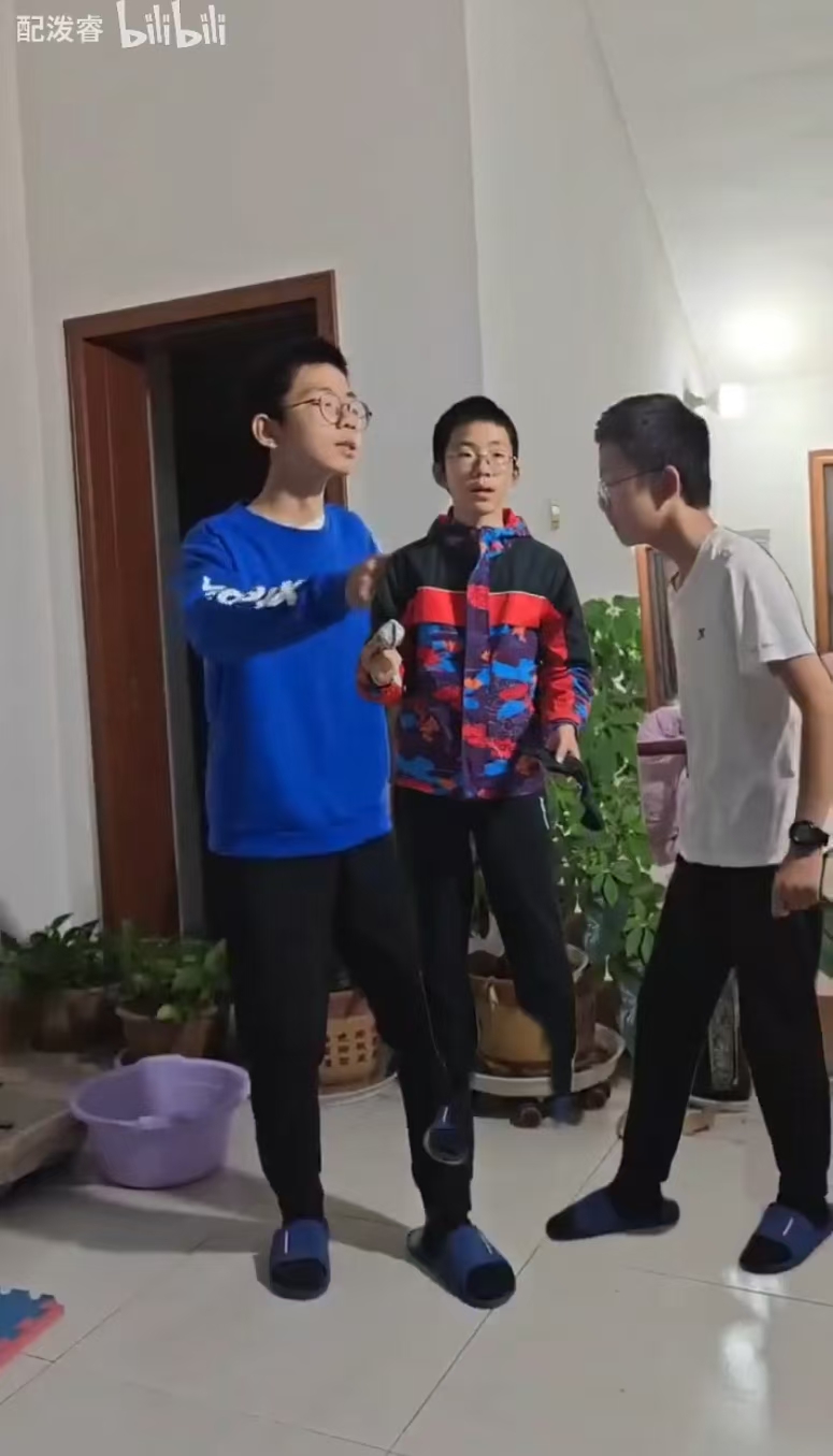 配泼睿与两位室友在客厅争论