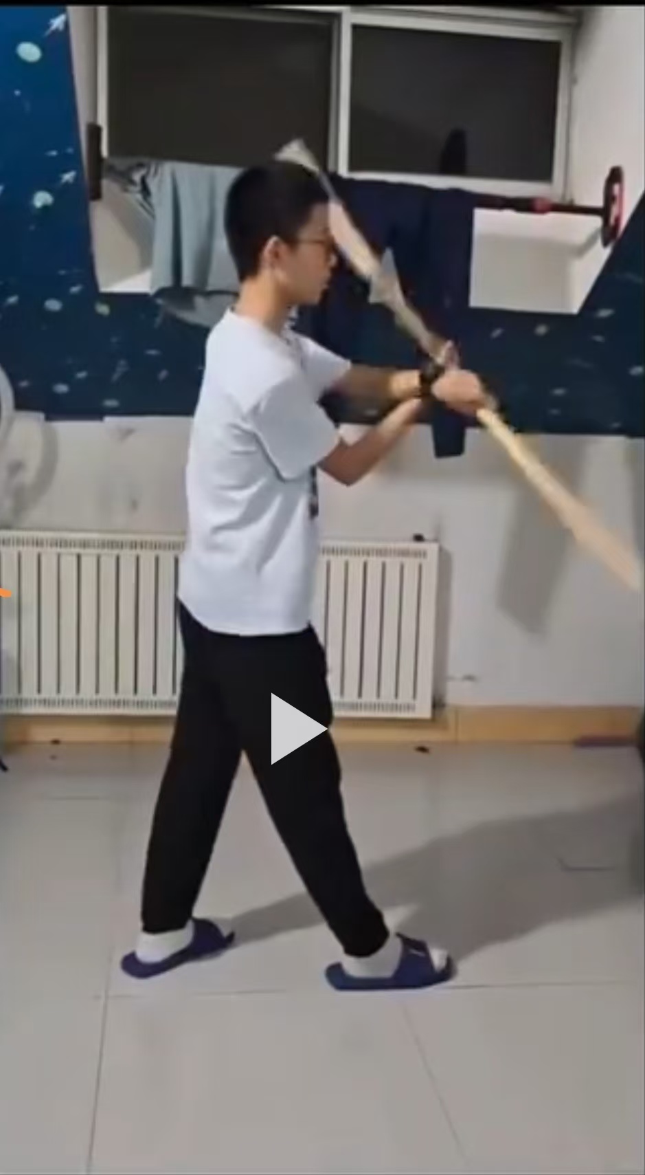 配泼睿在室内挥舞长棍