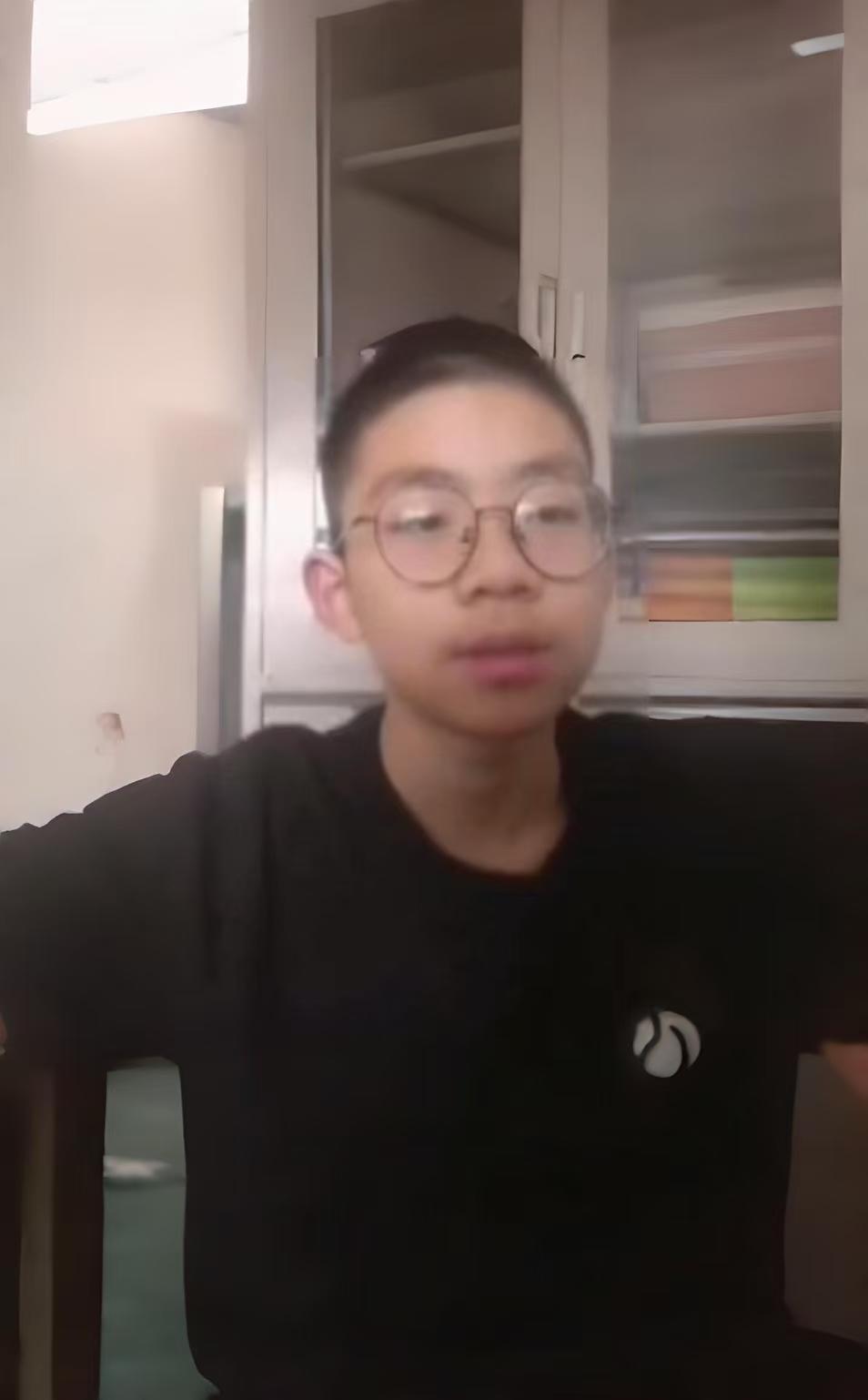配泼睿深夜坐在桌前上网课