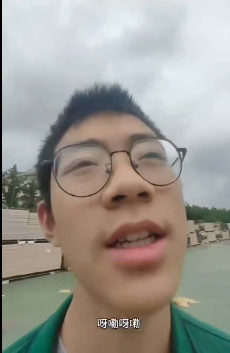 配泼睿仰头说呀嘞呀嘞
